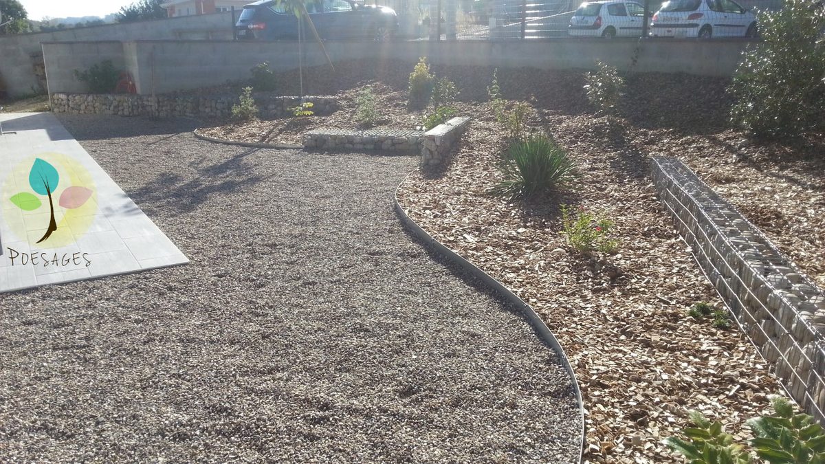 Le jardin à la fin des travaux semble agrandi, les gabions en lignes diagonales donnent une sensation de prof