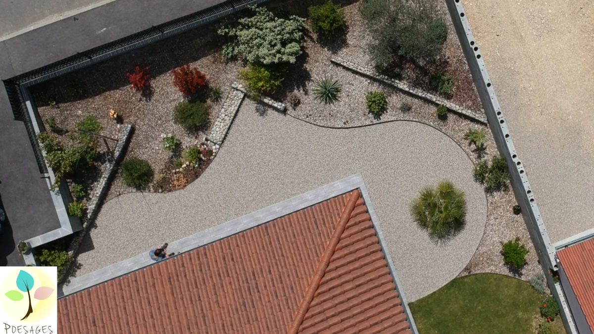 Le jardin réalisé, quelques changements mais tout de même assez fidèle aux plans