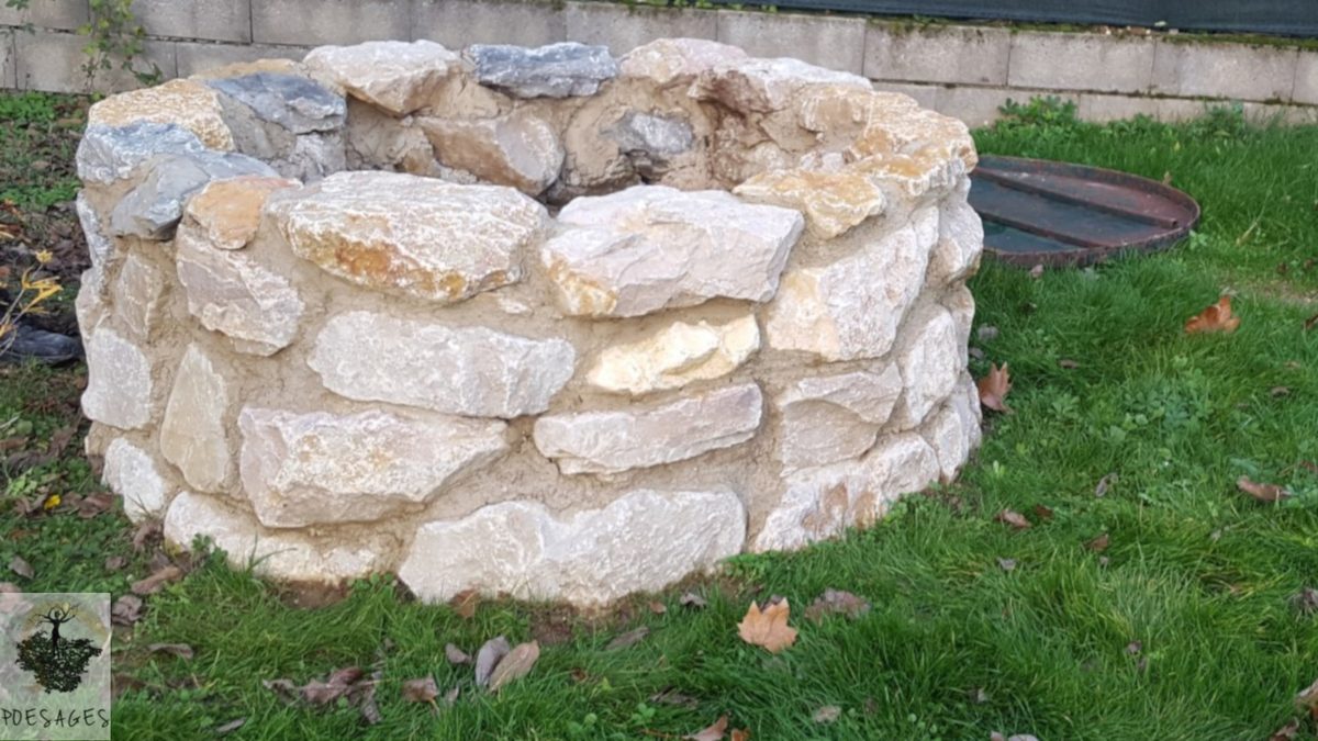 Décoration autour du puits perdu avec les mêmes matériaux que le mur