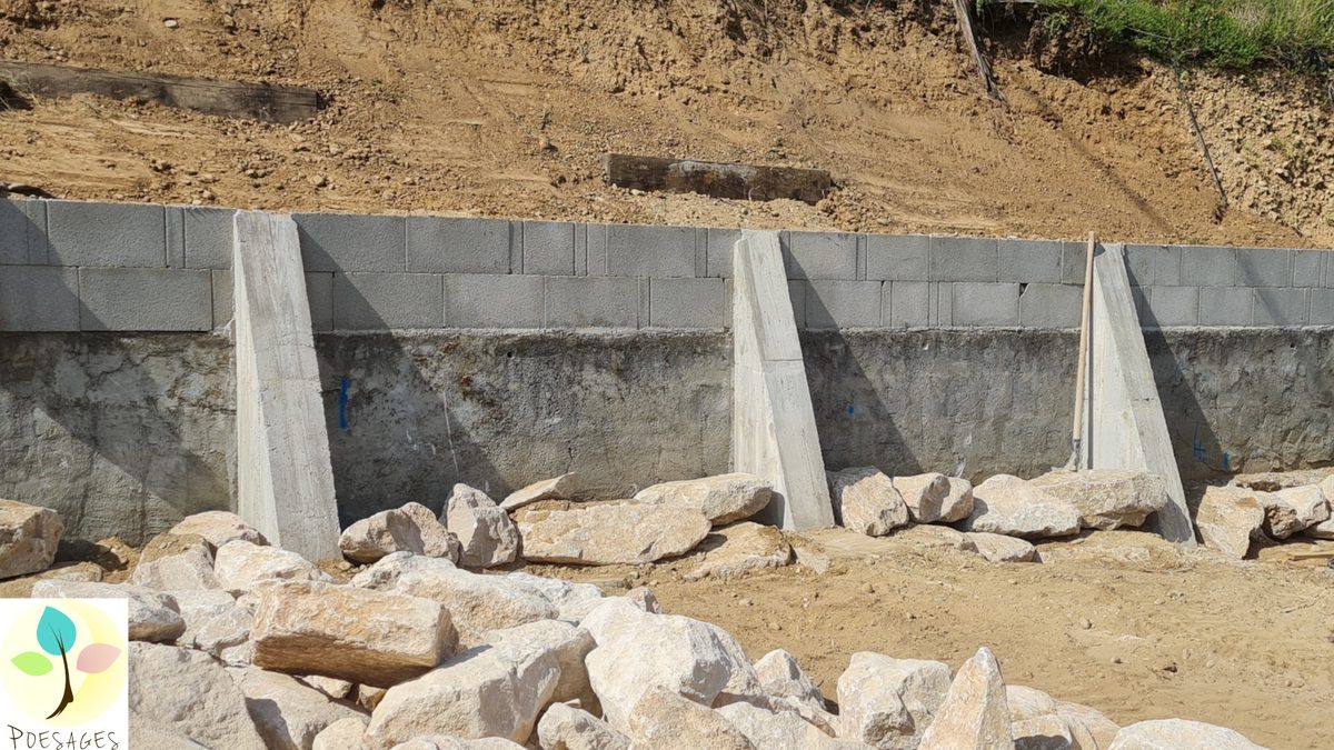 Notre idée ? Compléter le mur de soutènement actuellement trop faible en deux étapes. D’abord solidifier 