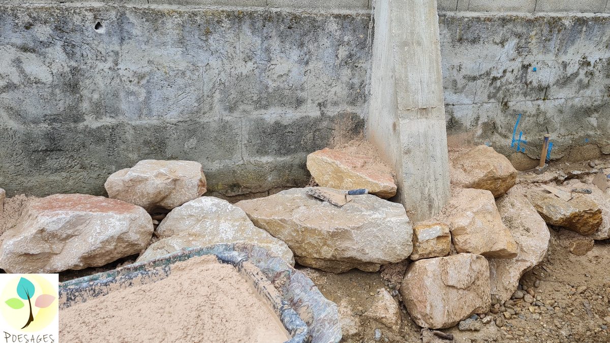 Ensuite donner du poids à l’ensemble avec un mur maçonné à la chaux, ce qui lui permettra de se déformer en ca