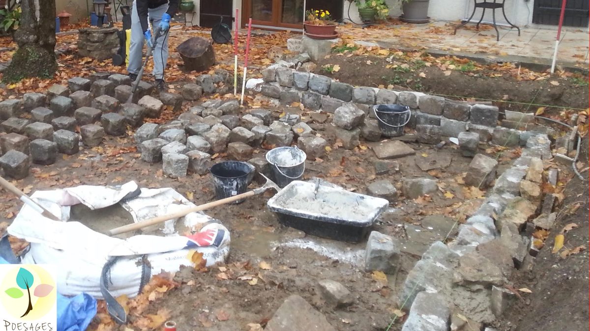 Réemploi des gros pavés qui bordaient les chemins, et la mise en place au mortier de chaux