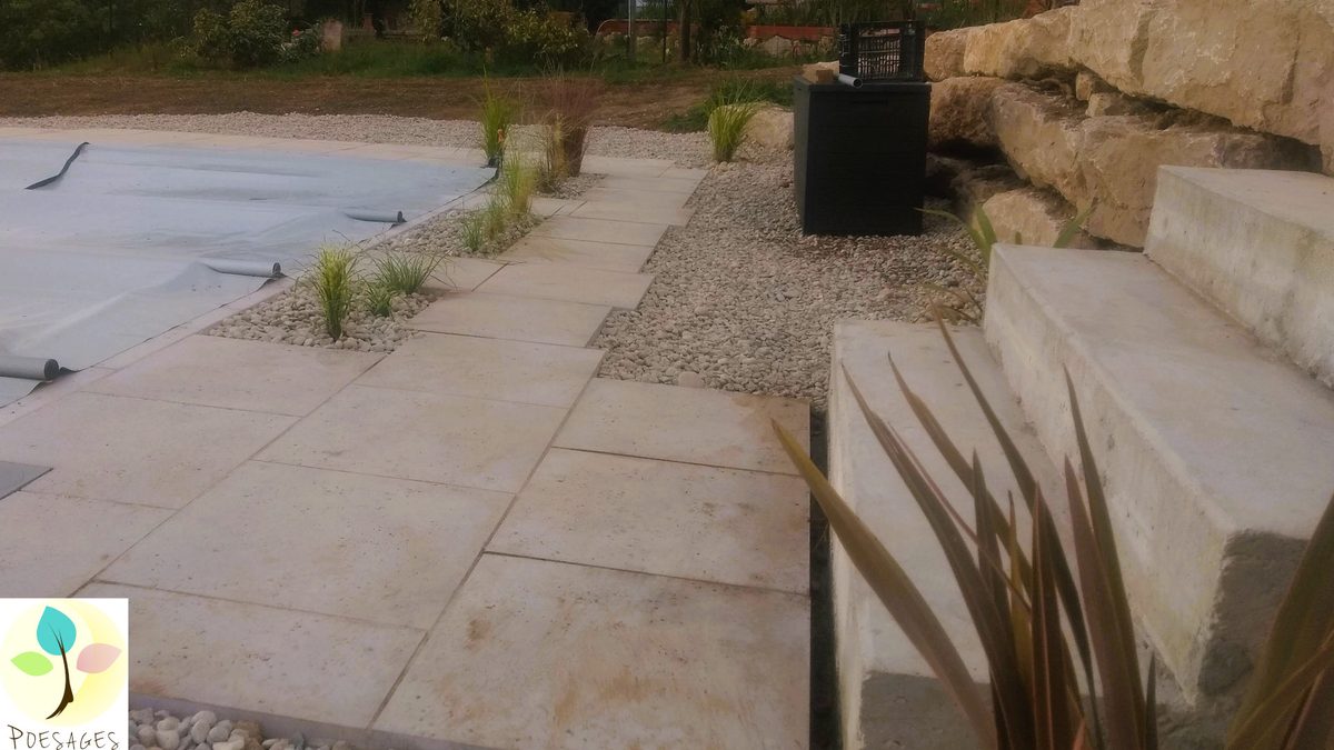 Le calepinage de la terrasse se veut spontané, laissant aléatoirement la place aux plantes, il n’en est pas 