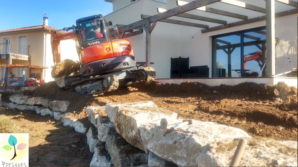 Un enrochement souple, très compliqué pour un terrassier, mais le résultat est gracieux, beau travail réalisé 
