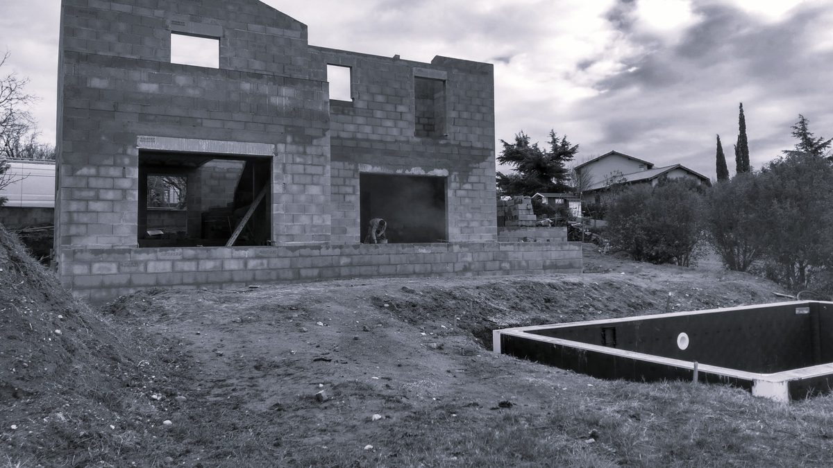 A notre arrivée, la maison était en construction et la piscine déjà positionnée, pour le reste...