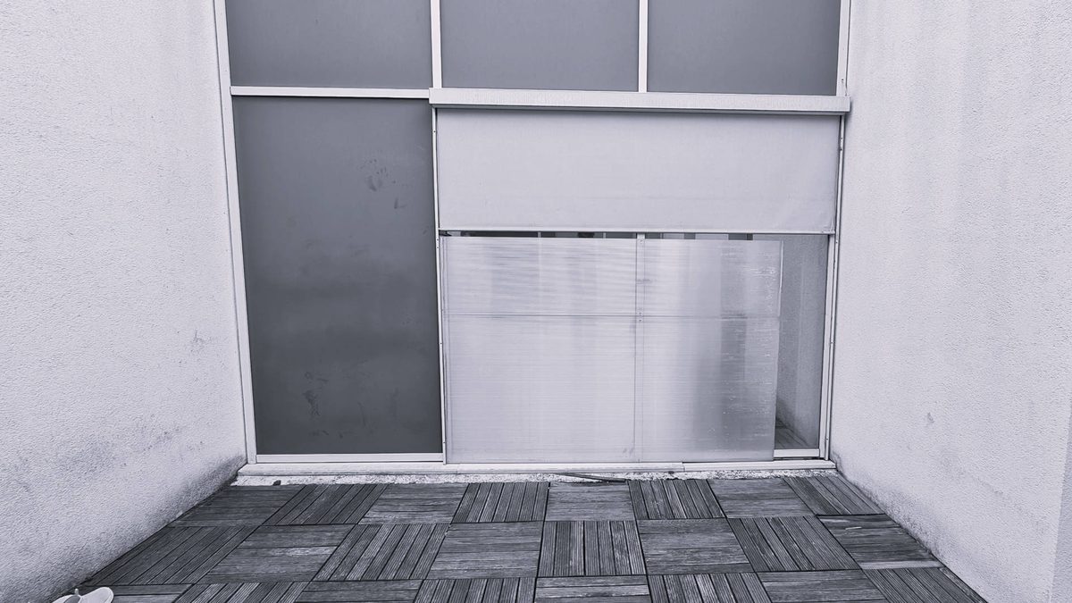 La patio à notre arrivée, aucun mobilier pour se reposer, et des plaques de plexiglass opaques grossièrement d