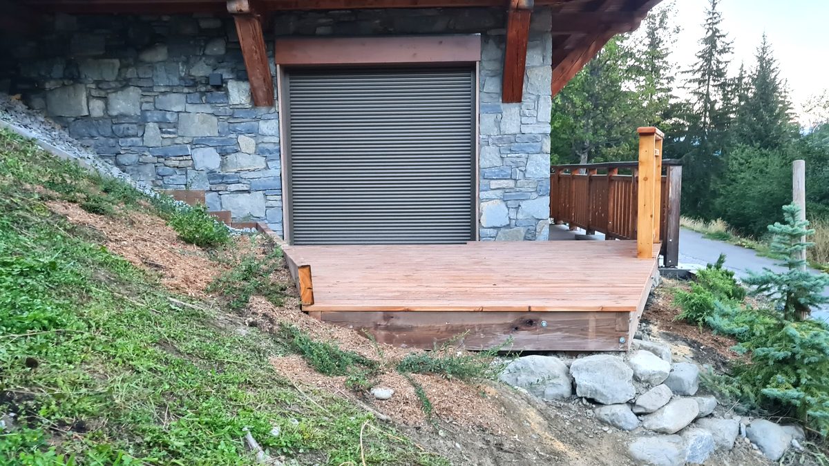 Le même endroit après travaux, la terrasse passe devant le talus replanté