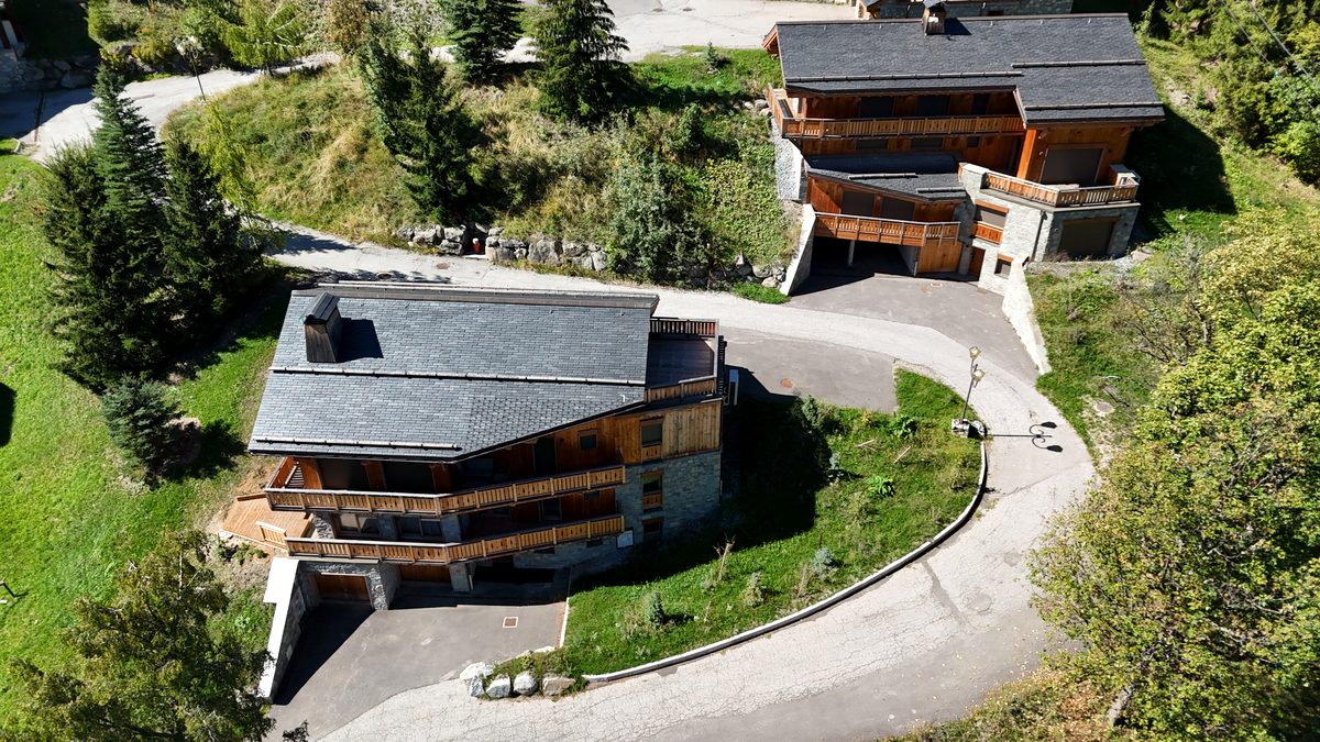 Vue aérienne des deux chalets et de leurs plantations