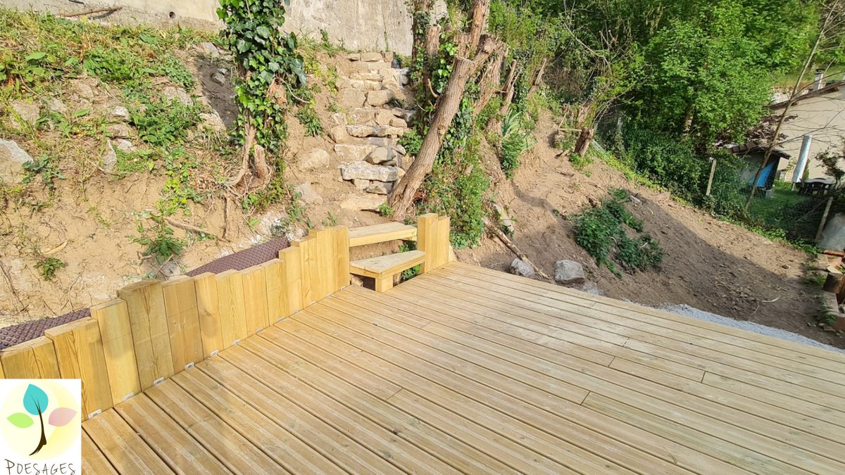 La terrasse et le petit escalier de pierres à la fin du chantier, la terre encore nue